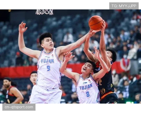 关键时刻,沈梓捷抢下前场篮板并完成二次进攻,稳住局面 关键时刻,沈梓捷抢下前场篮板并完成二次进攻,稳住局面