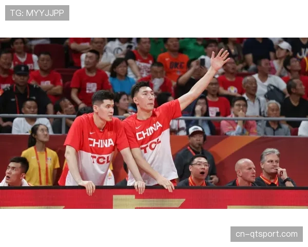 特写:终场哨响,阿不都沙拉木独自望向记分牌 特写:终场哨响,阿不都沙拉木独自望向记分牌